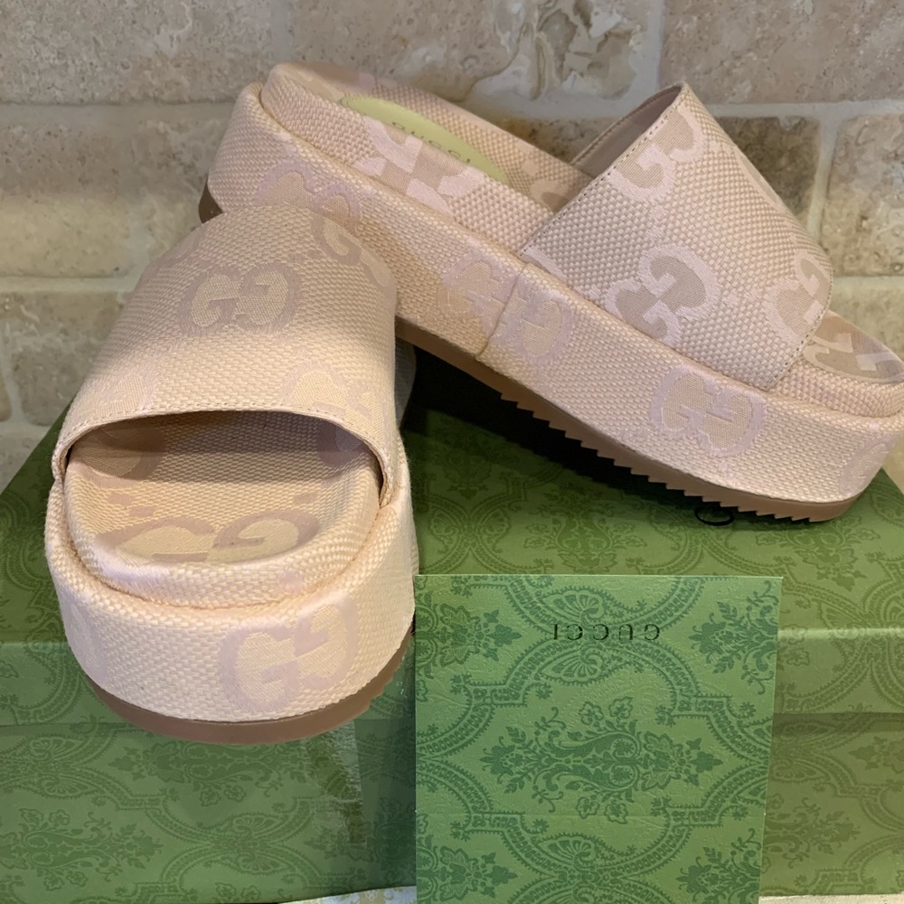 Beautiful slides in soft pink color perfect for summer super comfy 😍